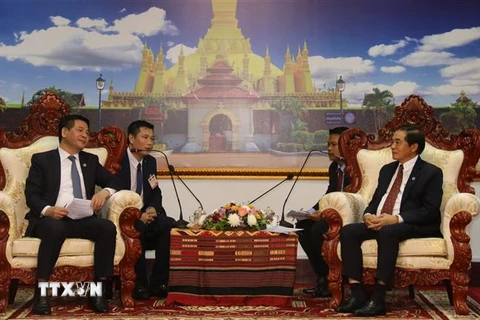 Bộ trưởng Bộ Công Thương Nguyễn Hồng Diên gặp Bộ trưởng Công Thương Lào Khampheng Xaysompheng. (Ảnh: TTXVN phát) 
