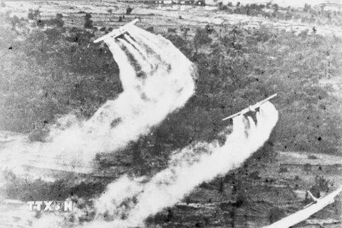 Máy bay Mỹ rải chất độc da cam/dioxin xuống miền Nam Việt Nam. (Ảnh: Tư liệu TTXVN) 