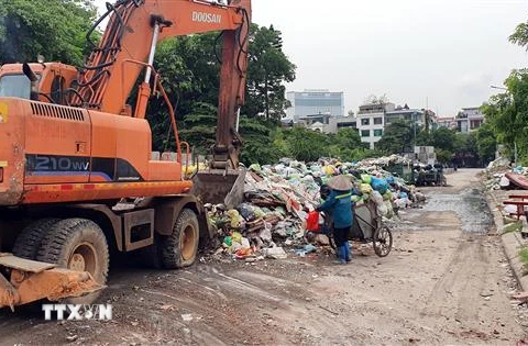 Điểm ùn ứ rác tại phường Hồng Hải, thành phố Hạ Long đang được xử lý (ảnh chụp sáng ngày 6/8). (Ảnh: Bùi Đức Hiếu/TTXVN) 