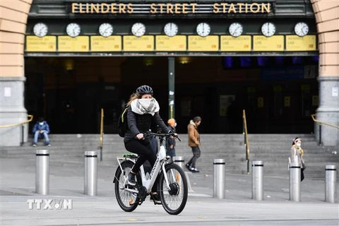 Người dân đeo khẩu trang nhằm ngăn dịch COVID-19 lây lan tại Melbourne, Australia, ngày 28/5/2021. (Ảnh: THX/TTXVN) 
