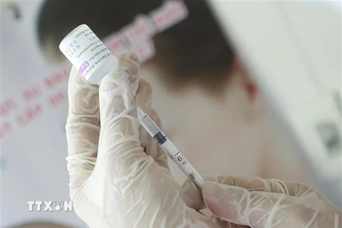 Pháp và Hungary tặng Việt Nam vaccine Astra Zeneca. (Ảnh: Hoàng Hùng/TTXVN) 