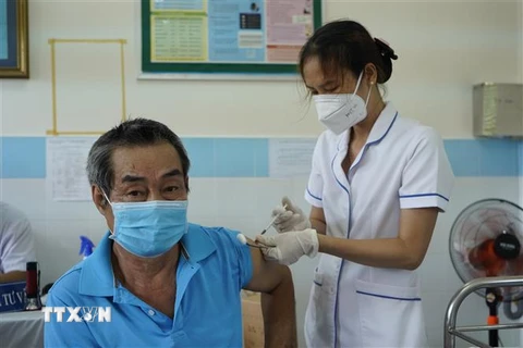 Tiêm vaccine phòng COVID-19 mũi 2 cho người dân Côn Đảo. (Ảnh: TTXVN phát) 