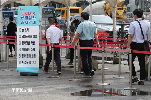 Người dân chờ xét nghiệm COVID-19 tại Seoul, Hàn Quốc, ngày 12/8/2021. (Ảnh: YONHAP/TTXVN) 