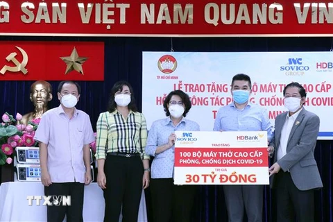 Bà Tô Thị Bích Châu, Chủ tịch Ủy ban Mặt trận Tổ quốc Việt Nam Thành phố Hồ Chí Minh (giữa) và bà Phan Thị Thắng, Phó Chủ tịch Ủy ban Nhân dân Thành phố (thứ hai từ trái sang) tiếp nhận tượng trưng 100 máy thở cao cấp từ đại diện lãnh đạo Tập đoàn SOVICO 