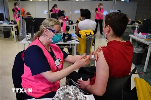 Nhân viên y tế tiêm vaccine phòng COVID-19 cho người dân tại Sydney, Australia, ngày 9/8/2021. (Ảnh: AFP/TTXVN) 