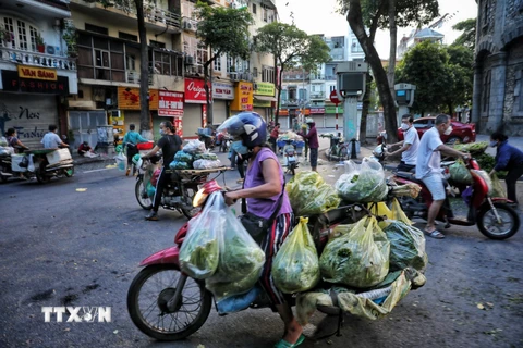 Hà Nội: Họp chợ ngay dưới lòng đường, bất chấp quy định chống dịch
