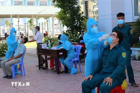 Lấy mẫu xét nghiệm sàng lọc SARS-CoV-2 tại thành phố Cao Lãnh, Đồng Tháp. (Ảnh: Chương Đài/TTXVN) 