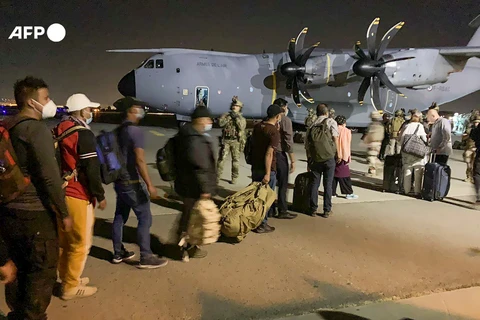 Đám đông người sơ tán khi Taliban tuyên bố kiểm soát Afghanistan chờ đợi được rời khỏi quốc gia Tây Nam Á, tại sân bay quốc tế ở Kabul, ngày 16/8/2021. (Ảnh: AFP/TTXVN)