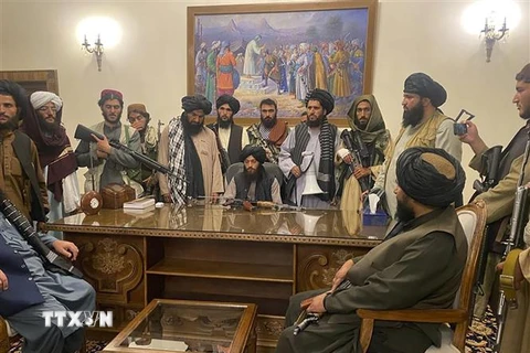 Các tay súng Taliban tiến vào Dinh Tổng thống ở Kabul, Afghanistan, sau khi giành quyền kiểm soát thủ đô, ngày 15/8/2021. (Ảnh: AP/TTXVN) 