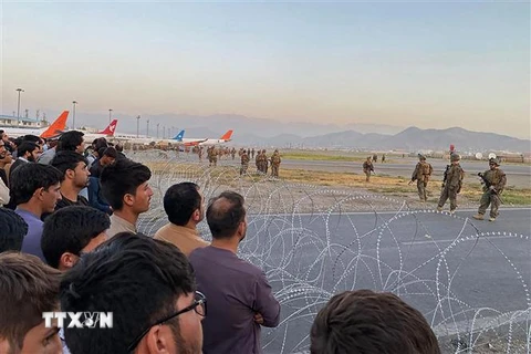 Binh sỹ Mỹ gác tại sân bay Kabul, Afghanistan, khi hoạt động sơ tán được tiến hành tại đây, ngày 16/8/2021. (Ảnh: AFP/TTXVN) 