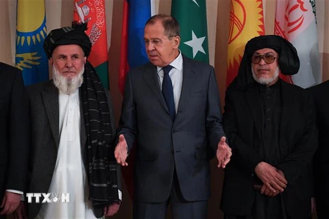 Ngoại trưởng Nga Sergei Lavrov (giữa) cùng đại diện Chính phủ Afghanistan và đại diện Taliban trước cuộc đàm phán về hoà bình của quốc gia Tây Nam Á, tại Moskva ngày 9/11/2018. (Ảnh: AFP/TTXVN) 
