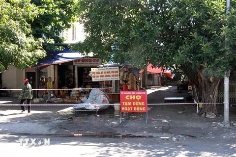 Phong tỏa một khu chợ ở Nghệ An vì liên quan đến ca nhiễm SARS-CoV-2. (Ảnh: Văn Tý/TTXVN) 