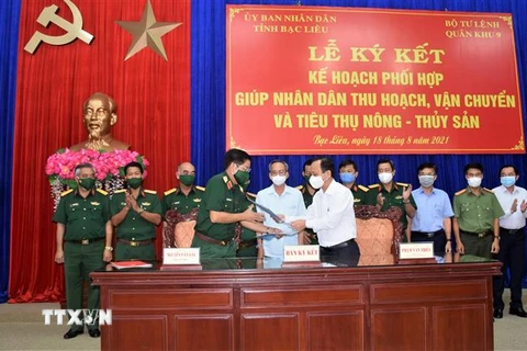 Quân khu 9 và tỉnh Bạc Liêu ký kết hỗ trợ nhân dân thu hoạch, vận chuyển và tiêu thụ nông-thủy sản. (Ảnh: Chanh Đa/TTXVN) 