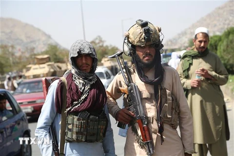 Các tay súng Taliban gác tại thủ đô Kabul, Afghanistan, ngày 16/8/2021. (Ảnh: THX/TTXVN) 