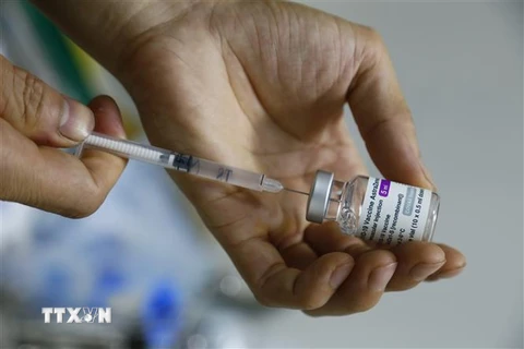 Chuẩn bị tiêm vaccine cho người dân Tuyên Quang. (Ảnh: Nam Sương/TTXVN) 