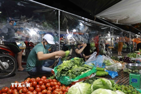 Hình ảnh chợ đầu mối phía Nam Hà Nội trong ngày đầu mở cửa trở lại