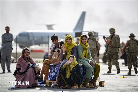 Người dân chờ lên máy bay tại sân bay quốc tế Hamid Karzai ở thủ đô Kabul để rời khỏi Afghanistan ngày 19/8/2021. (Ảnh: AFP/TTXVN) 