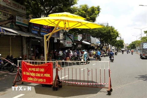 Một chốt kiểm soát dịch trên đường Lê Quang Sung (Quận 6), Thành phố Hồ Chí Minh. (Ảnh: Thanh Vũ/TTXVN) 