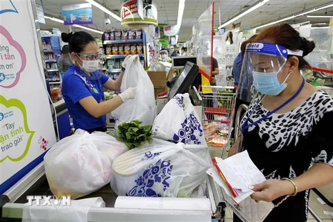 Người tiêu dùng mua sắm tại siêu thị Co.op mart Nhiêu Lộc-Thị Nghè. (Ảnh: Thanh Vũ/TTXVN) 