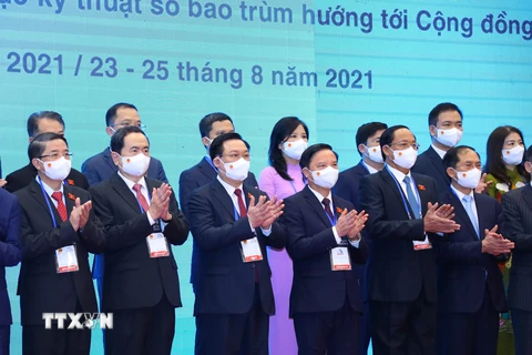 Chủ tịch Quốc hội Vương Đình Huệ cùng Đoàn đại biểu Quốc hội Việt Nam với các đại biểu chụp ảnh chung tại Lễ khai mạc AIPA 42. (Ảnh: Nguyễn Điệp/TTXVN) 