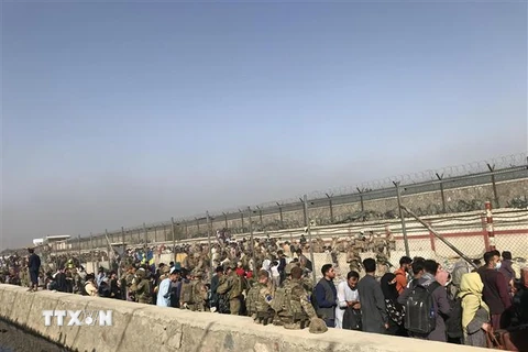 Các lực lượng nước ngoài duy trì an ninh ở cổng vào sân bay ở thủ đô Kabul, nơi rất đông người dân Afghanistan tập trung với hi vọng được lên máy bay sơ tán khỏi nước này, ngày 22/8/2021. (Ảnh: THX/TTXVN) 