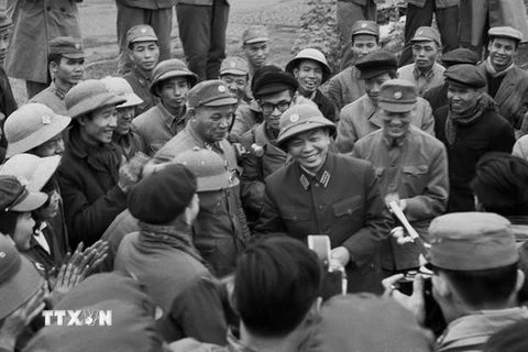 Nhân dịp đầu năm mới (tháng 1/1973), Đại tướng Võ Nguyên Giáp đến thăm, nói chuyện với các chiến sỹ tự vệ khu phố K và T Hà Nội, đơn vị đã dũng cảm mưu trí, bắn rơi máy bay E.111 của Mỹ đêm 22/12/1972. (Ảnh: Ngọc Quán/TTXVN) 