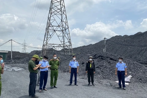 Hàng chục nghìn tấn than không rõ nguồn gốc tại Kinh Môn, Hải Dương. (Nguồn: congthuong.vn) 