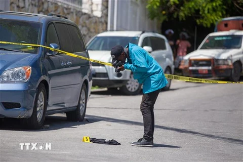 Cảnh sát điều tra bên ngoài dinh thự Tổng thống Haiti Jovenel Moise ở Port-au-Prince, ngày 7/7/2021. (Ảnh: THX/TTXVN) 