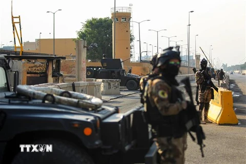 Lực lượng an ninh Iraq gác bên ngoài Đại sứ quán Mỹ ở thủ đô Baghdad. (Ảnh: AFP/TTXVN) 