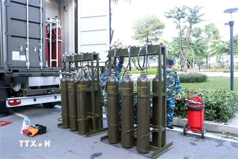 Quân đội triển khai trạm sản xuất ôxy lưu động sẵn sàng hỗ trợ Thành phố Hồ Chí Minh. (Ảnh: Xuân Khu/TTXVN) 