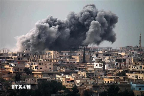 Khói bốc lên sau một cuộc giao tranh giữa quân đội Syria và lực lượng phiến quân tại Daraa. (Ảnh: AFP/TTXVN) 