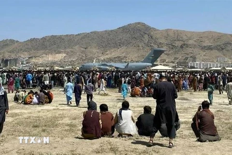 Người dân tập trung tại sân bay quốc tế Kabul chờ được sơ tán khỏi Afghanistan. (Ảnh: AP/TTXVN) 
