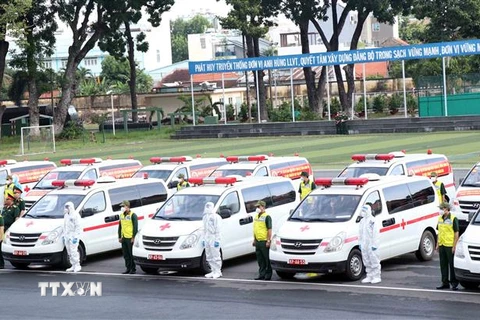 Bộ Quốc phòng bàn giao cho Thành phố Hồ Chí Minh 30 xe cứu thương cùng lái xe, cán bộ quân y theo kèm để hỗ trợ công tác phòng, chống dịch COVID-19. (Ảnh: Xuân Khu/TTXVN) 
