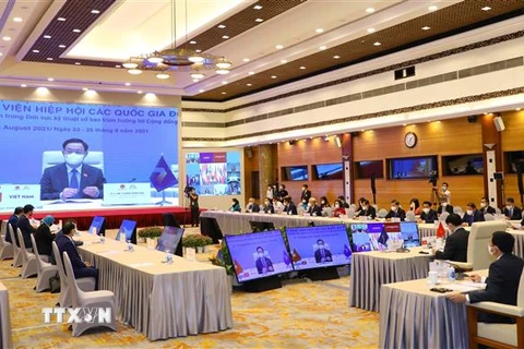 Chủ tịch Quốc hội Vương Đình Huệ với các thành viên Đoàn đại biểu cấp cao Quốc hội Việt Nam dự họp Phiên toàn thể thứ hai. (Ảnh: Nguyễn Điệp/TTXVN) 