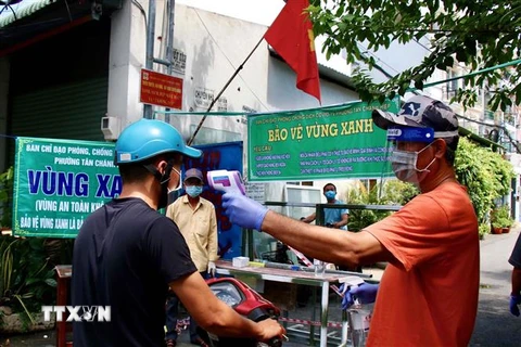 Thanh niên phường Tân Chánh Hiệp, quận 12 tăng cường chốt chặn, ngăn ngừa phòng dịch bảo vệ vùng xanh. (Ảnh: Tiến Lực/TTXVN) 