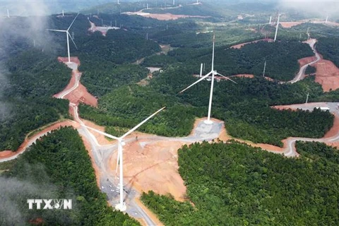Cánh đồng điện gió ở huyện Hướng Hóa (Quảng Trị). (Ảnh: Hồ Cầu/TTXVN) 