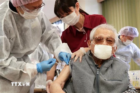 Nhân viên y tế tiêm vaccine ngừa COVID-19 cho người dân tại Tokyo, Nhật Bản, ngày 12/4/2021. (Ảnh: AFP/TTXVN) 