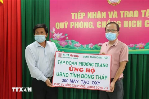 Đại diện Tập đoàn Phương Trang tặng 300 máy tạo ôxy cho tỉnh Đồng Tháp. (Ảnh: Nguyễn Văn Trí/TTXVN) 