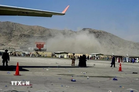 Khói bốc lên gần hiện trường một vụ nổ ở sân bay Kabul, Afghanistan, ngày 26/8/2021. (Ảnh: IRNA/TTXVN) 