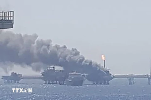 Khói lửa bốc ngùn ngụt tại hiện trường vụ nổ gây cháy trên giàn khoan dầu Ku-Alpha ở mỏ dầu Ku-Maloob-Zaap, ngoài khơi bờ biển Tabasco và Campeche trên Vịnh Mexico, ngày 23/8/2021. (Ảnh: Twitter/TTXVN) 