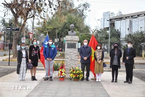 Đại sứ Việt Nam tại Chile Phạm Trường Giang (thứ 3 từ phải sang) và Quận trưởng Cerro Navia Mauro Tamayo (thứ 3 từ trái sang) cùng các cán bộ Đại sứ quán Việt Nam tại lễ đặt vòng hoa. (Ảnh: TTXVN phát) 