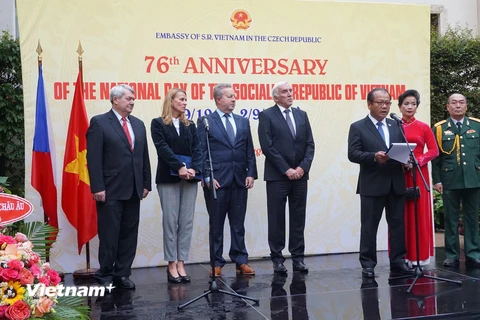 Đại sứ Việt Nam tại Cộng hòa Séc Thái Xuân Dũng đọc diễn văn khai mạc. (Ảnh: Hồng Kỳ/Vietnam+)