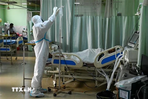Nhân viên y tế điều trị cho bệnh nhân COVID-19 tại bệnh viện ở Moradabad, Ấn Độ ngày 5/5/2021. (Ảnh: AFP/TTXVN) 