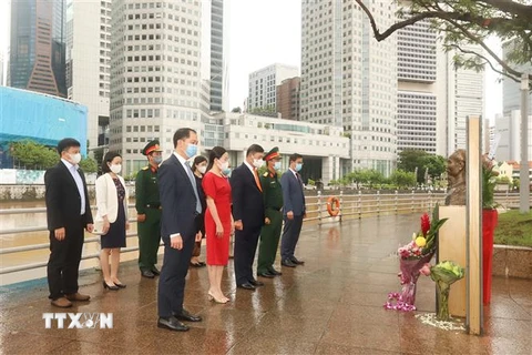 Đại sứ quán và các cơ quan đại diện Việt Nam tại Singapore dâng hoa tưởng nhớ Chủ tịch Hồ Chí Minh ngày 2/9/2021. (Ảnh: Lê Dương/TTXVN) 