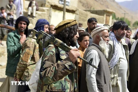 Các tay súng thuộc lực lượng kháng chiến chống Taliban ở tỉnh Panjshir, Afghanistan, ngày 31/8/2021. (Ảnh: AFP/TTXVN) 