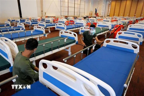 ​Giường cho bệnh nhân COVID-19 tại một bệnh viện dã chiến ở Phnom Penh, Campuchia, ngày 11/4/2021. (Ảnh: AFP/TTXVN) 