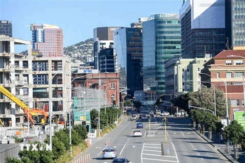 Các phương tiện di chuyển trên đường phố tại Wellington, New Zealand, ngày 9/6/2020. (Ảnh: THX/TTXVN) 
