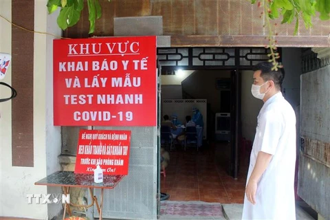 Khai báo y tế để xét nghiệm COVID-19 tại thành phố Thanh Hóa. (Ảnh: Nguyễn Nam/TTXVN) 