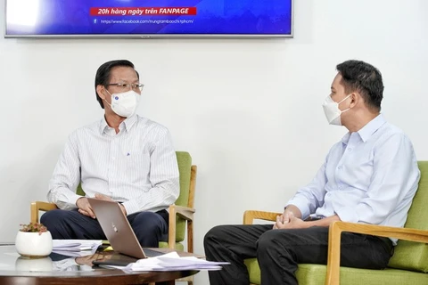 Chủ tịch Ủy ban Nhân dân Thành phố Phan Văn Mãi đối thoại trực tiếp với người dân thành phố qua Chương trình livestream Dân hỏi-Thành phố trả lời. 
