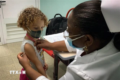 Một em nhỏ 3 tuổi được tiêm vaccine ngừa COVID-19 tại La Habana, Cuba ngày 24/8/2021. (Ảnh: AFP/TTXVN) 